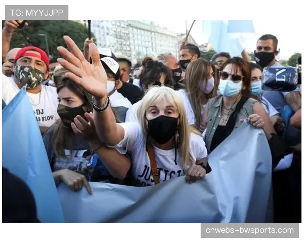 汉堡极端球迷组织表态将在比赛中发起抗议，表达对管理层不满